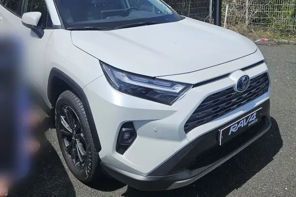 SUV hybride blanc d'AIME Excursion, vu de face